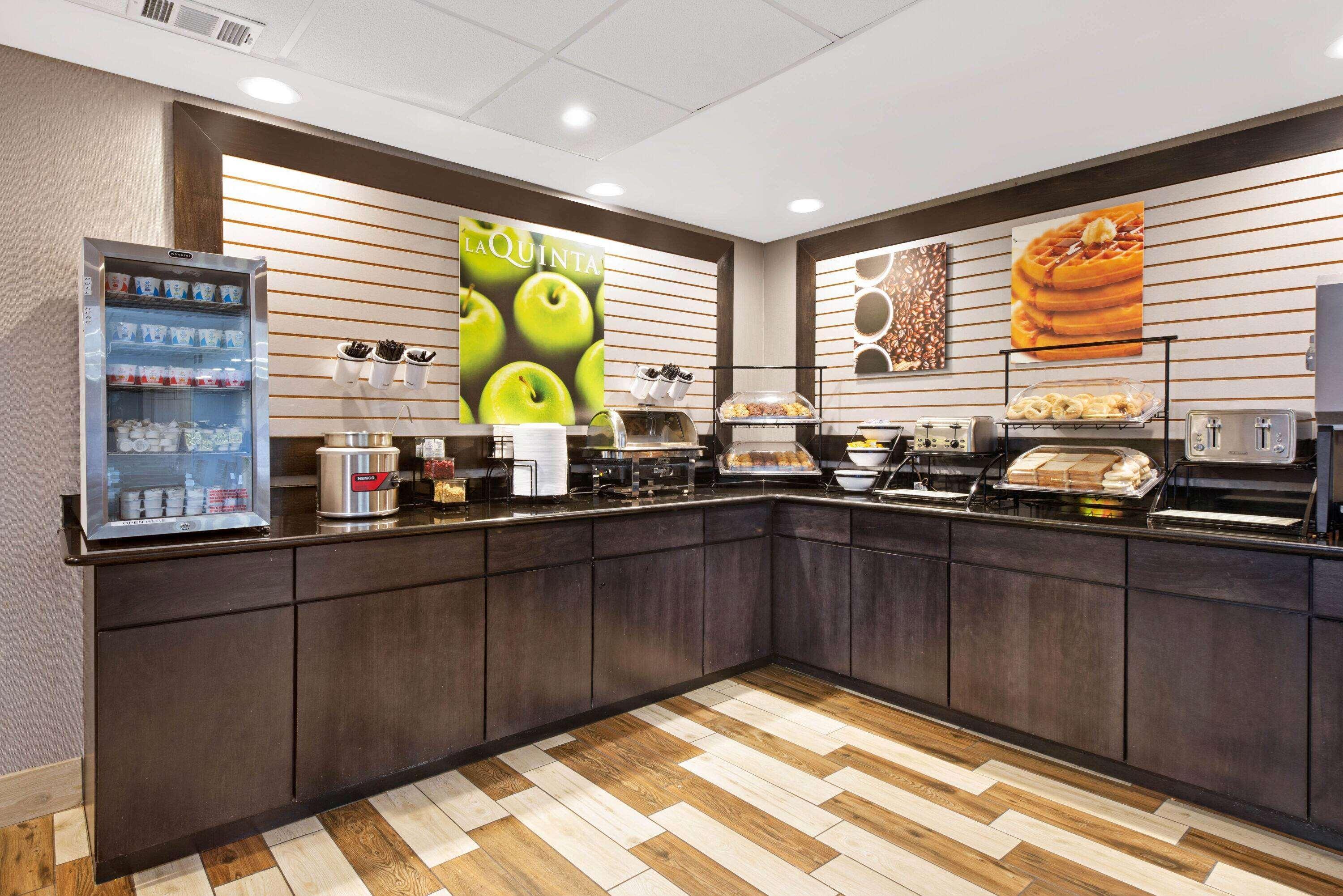 La Quinta Inn & Suites By Wyndham Dc Metro Capital Beltway Capitol Heights Exterior photo
