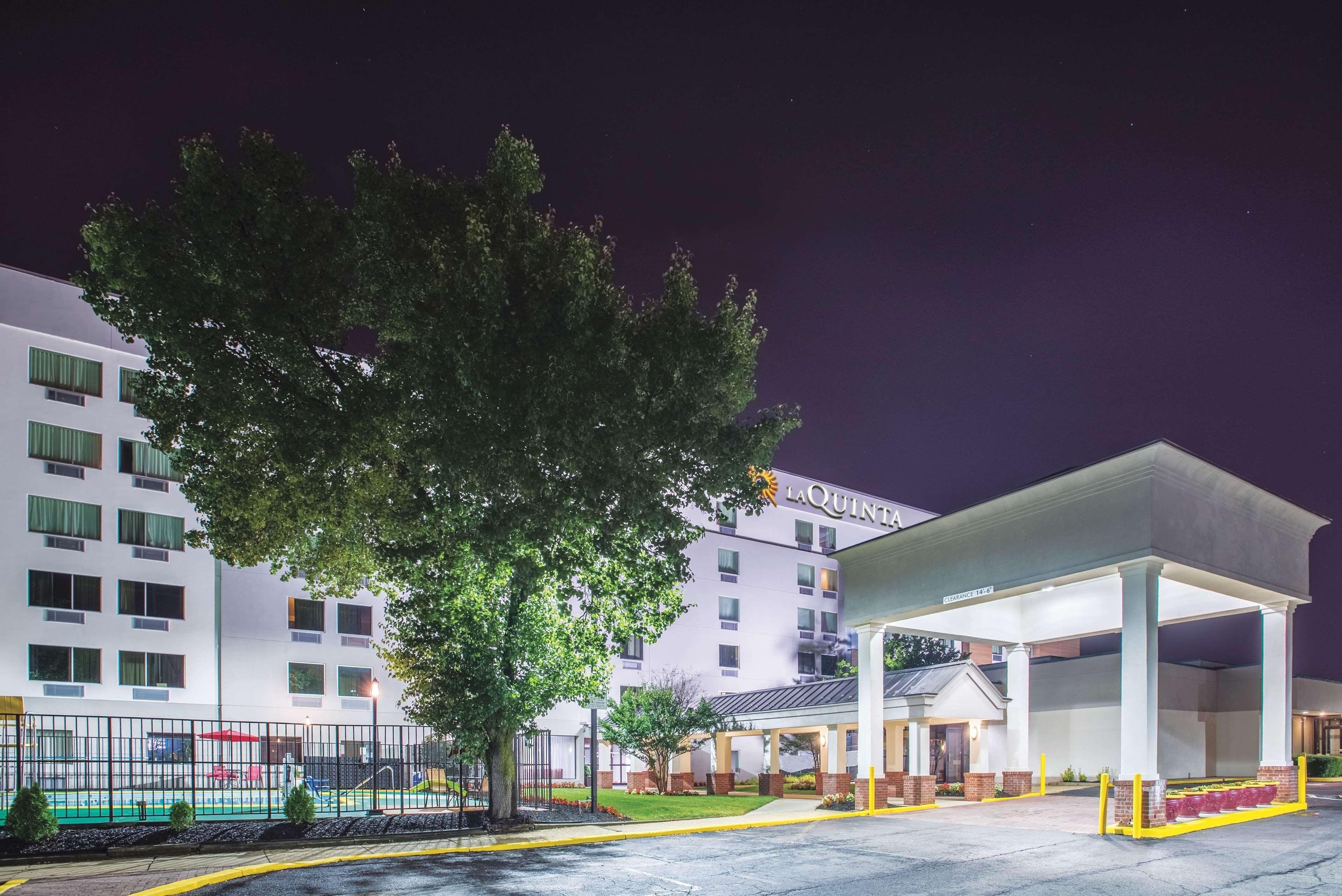 La Quinta Inn & Suites By Wyndham Dc Metro Capital Beltway Capitol Heights Exterior photo