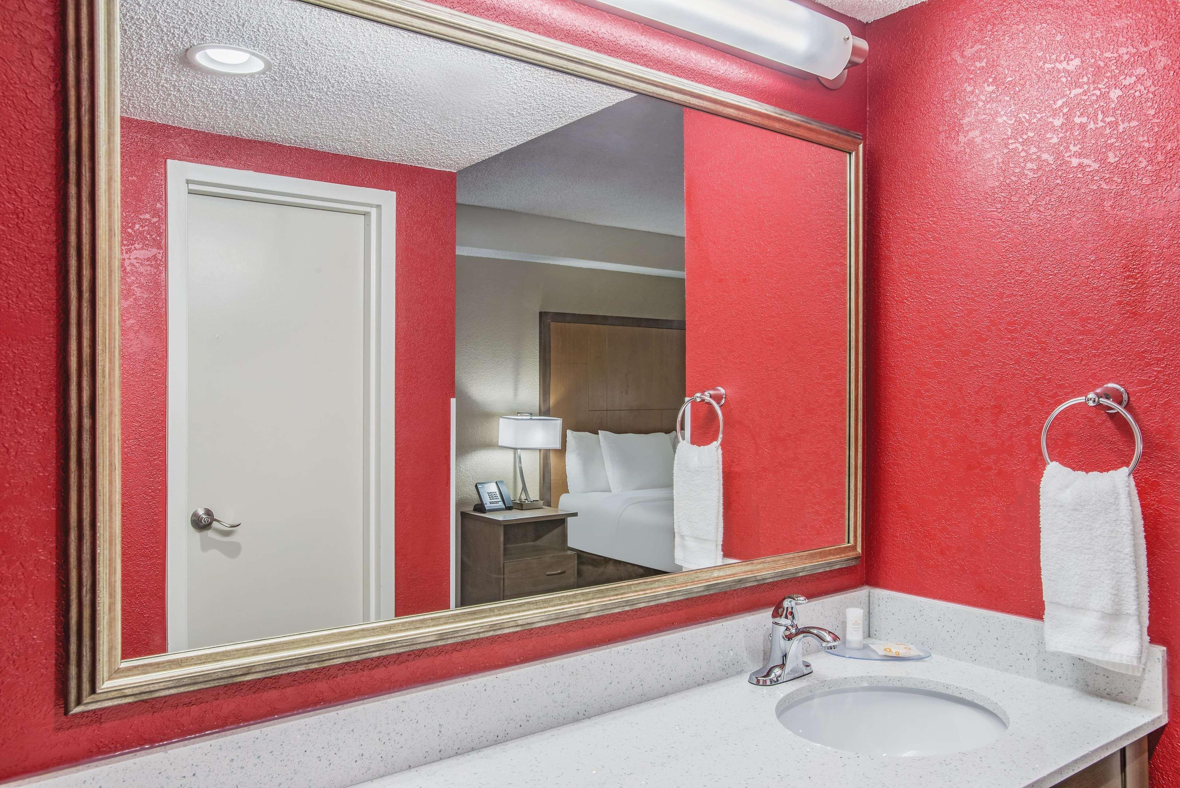 La Quinta Inn & Suites By Wyndham Dc Metro Capital Beltway Capitol Heights Exterior photo