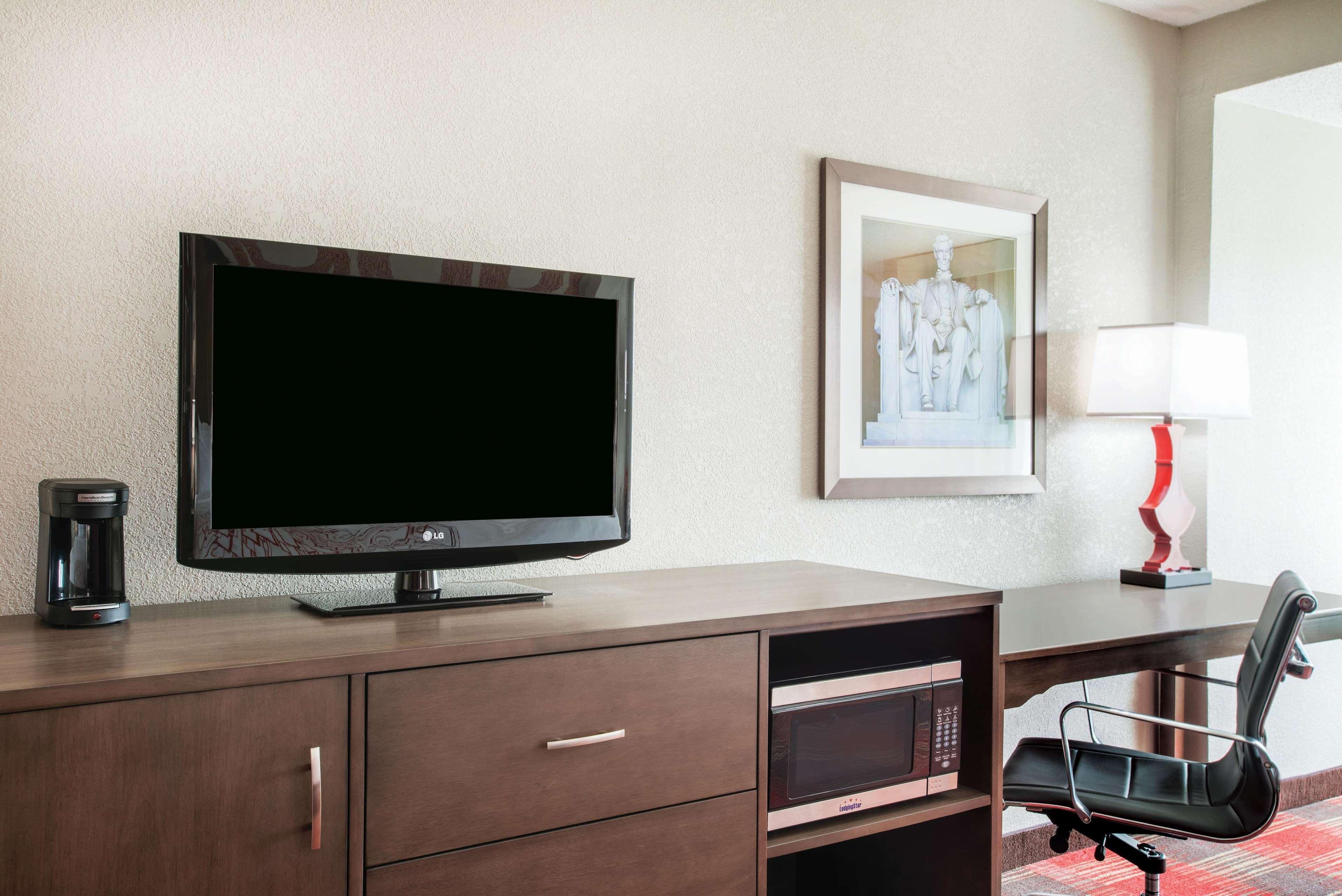 La Quinta Inn & Suites By Wyndham Dc Metro Capital Beltway Capitol Heights Exterior photo