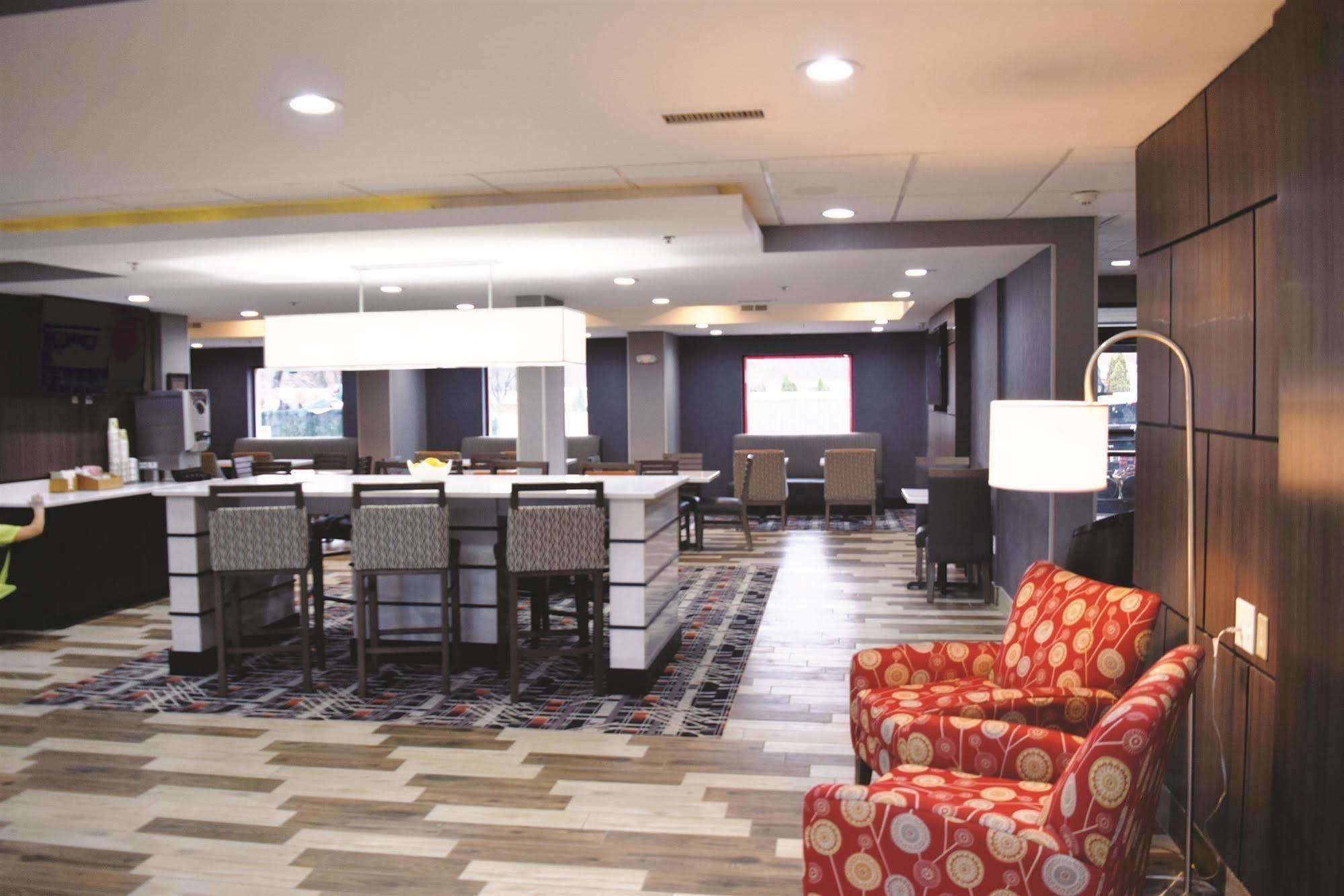 La Quinta Inn & Suites By Wyndham Dc Metro Capital Beltway Capitol Heights Exterior photo