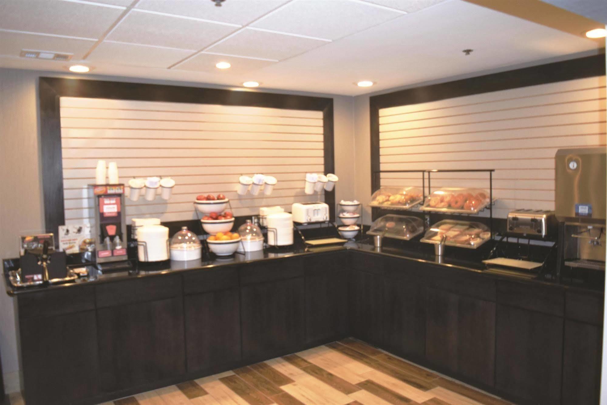 La Quinta Inn & Suites By Wyndham Dc Metro Capital Beltway Capitol Heights Exterior photo